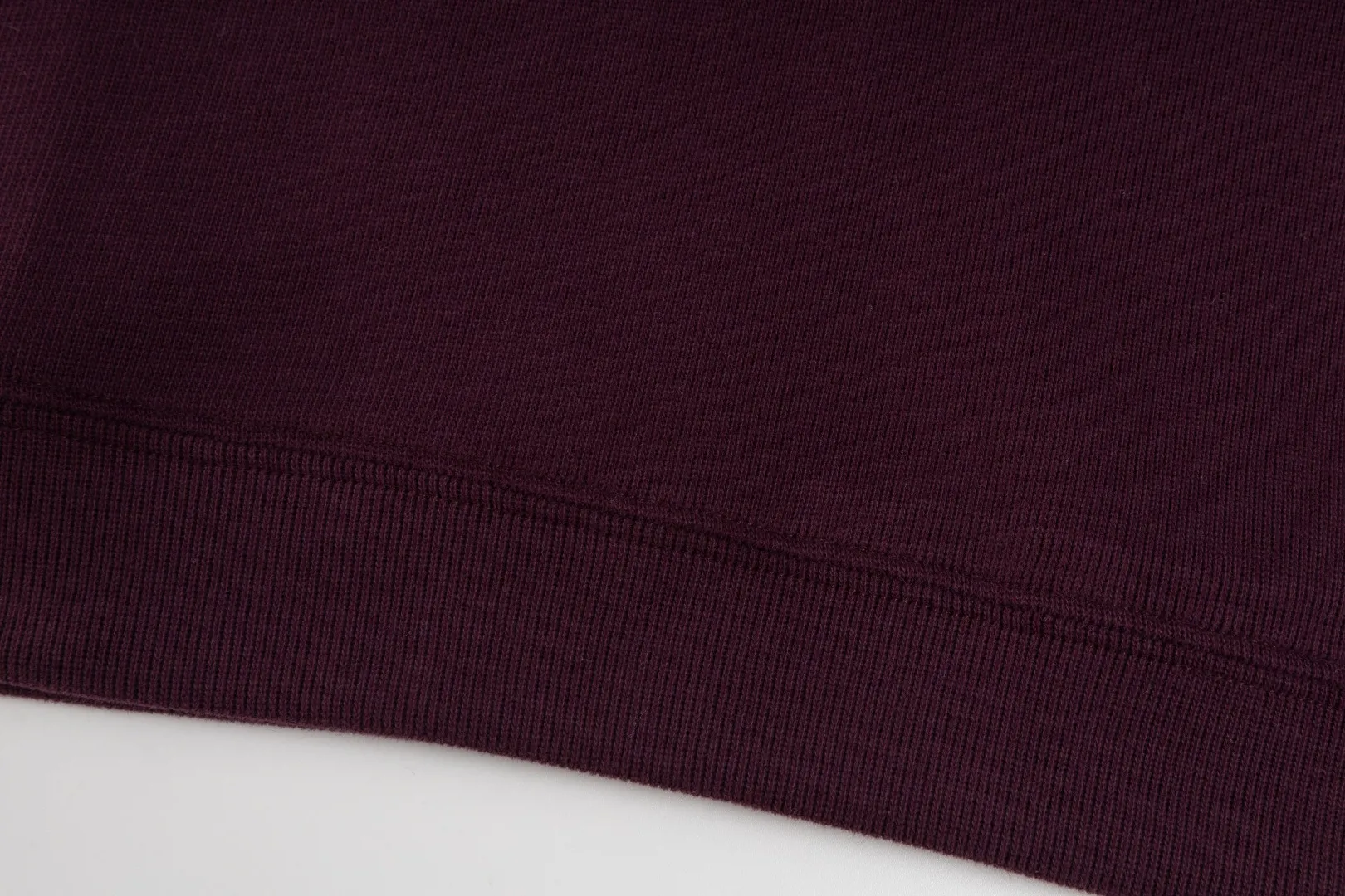 P230 #R97 Ralph lauren twelve-color embroidered pony logo half-zip high-neck long-sleeved knitted sweatshirt. The same style for men and women. The new half-zip sweatshirt for couples to wear in autumn is here! This kind of sweatshirt is really popular this year, even more popular than the hooded sweatshirt. Open the zipper and it can be used as a large lapel, which makes it more fashionable. The color of the classic design of the little war horse on the chest is matched with the embroidery. The simple zipper design echoes the brand logo, so you don’t need to match too much. The sweater version is loose enough! The fabric is custom-woven and dyed 100 cotton. 320g high gram weight 100% cotton knitted cotton with a certain thickness. The fabric is soft and comfortable, and the three-dimensional fabric is full of texture. The stitching is three needles and five threads, which is beautiful and strong. The pattern is also good. Although it is loose, it does not look bulky! - It is not a popular color scheme on the street. The color is pure and highly recommended. The upper body has a particularly high rate of turning heads. Loose style. Big drop shoulder OS style. Same style for men and women. Couple wear. Versatile and practical! Color: Gray, navy, khaki, green label, oatmeal brown label, apricot, black, army green, burgundy, pink, dark gray, light blue, white. Size: S M L XL Length: 70/72/74/76 Bust: 53.5/55.5/57.5/58.5 Shoulder width: 44/45/46/47 Sleeve length: 61/62/63/64
